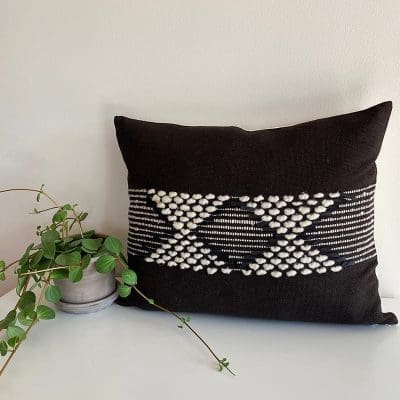 Housse de coussin marocaine noire faite main avec rayures blanches et décorations en laine