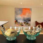 Marokkanische mundgeblasene Beldi-Glasschalen mit Dessert darin