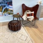 Brauner Lederpouf mit gesticktem Muster in Weiß