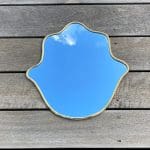 Miroir marocain fait main avec bord doré en forme de main de Fatima