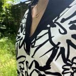 Marokkanisches handgewebtes Kleid in Weiß mit schwarzem Blumenmuster, eng anliegend