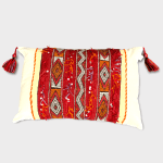 Handgeweven vintage kelim boho kussenhoes in rood en beige met Marokkaans patroon met kwastjes aan de randen