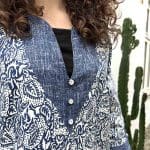Model in Marokkaanse handgeweven denim jurk met bladpatroon, strak