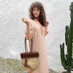 Modell-Tragetasche aus handgewebtem marokkanischem Kleid mit mehrfarbigem Blumenmuster neben Kaktus