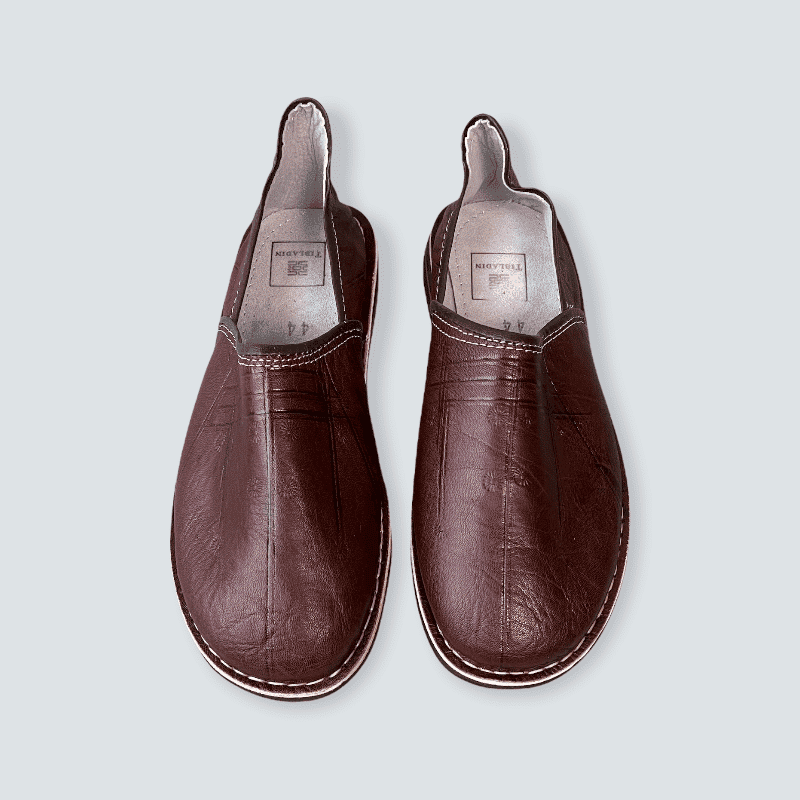 Herre Slippers Brun Med Saal 1.png Marockanska handgjorda tofflor i mörkbrunt, framifrån