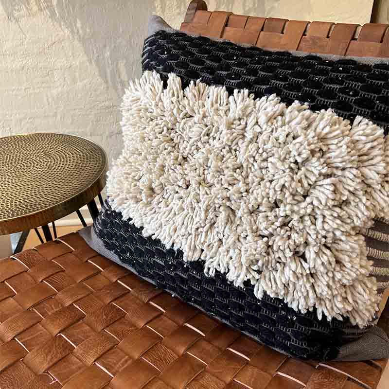 KESHpude Sort Hvid LS1 1.jpg Housse de coussin kesh marocaine tissée à la main en noir et blanc posée sur une chaise