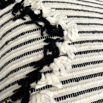 Housse de coussin marocaine tissée à la main en beige avec détails en laine noire, en forme de flèche serrée