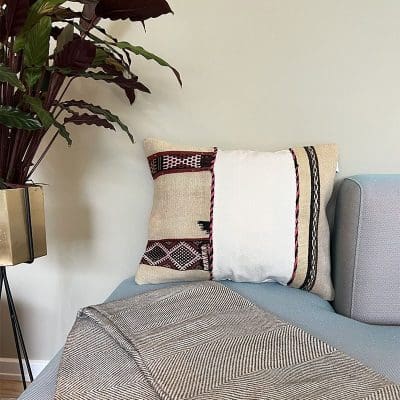 Housse de coussin kilim ourika vintage tissée à la main sur le coin d'un canapé