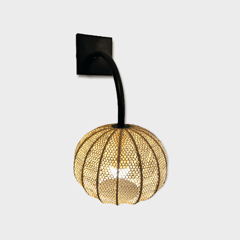 Lille Vaeglampe 1 1.png Applique ronde marocaine faite main en raphia tressé, de côté