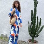 Model in Marokkaanse handgeweven jurk met lotusbloemenpatroon in blauwe tinten