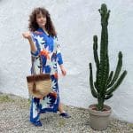 Model in Marokkaanse handgeweven jurk met lotusbloemenpatroon in blauwe tinten