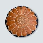 Pouf rond en denim cousu main avec motif marocain en cuir sur le dessus, vu du dessus