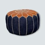 Pouf rond en denim cousu main avec motif marocain en cuir sur le dessus, de côté
