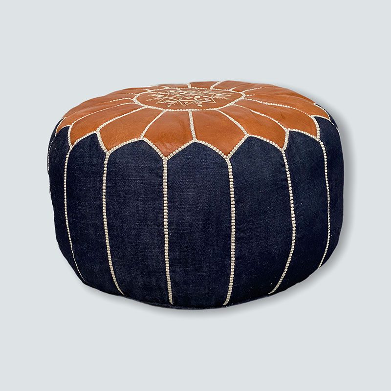Lysebrun Puf Denim Side 800x800 1.jpg Pouf rond en denim cousu main avec motif marocain en cuir sur le dessus, de côté