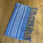 Serviette de hammam marocaine tissée à la main en bleu, pliée