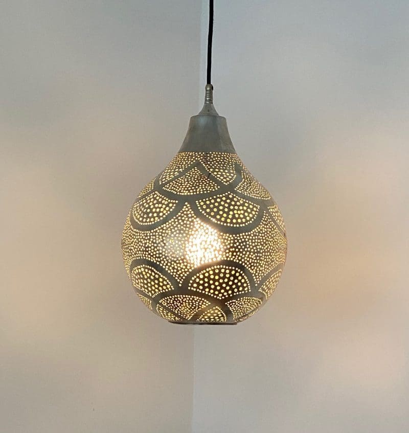 Marokkansk Lampe Pendellampe Soelv Rund 800x800 1.jpg Marokkansk håndlavet rund lampe, tændt i mørke