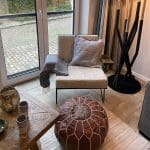 Brauner Lederpouf mit gesticktem Muster in Weiß