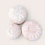 Weiße Poufs in verschiedenen Größen