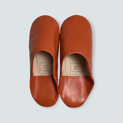 Marokkaanse handgemaakte terracotta pantoffels, achteraanzicht