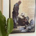 Marokkansk kunstverk av en mann som maler på keramikk