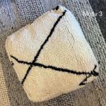 Quadratisches marokkanisches, handgenähtes Bodenkissen aus Wolle mit einem großen schwarzen Kreuzmotiv