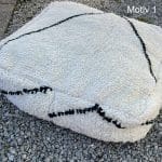 Quadratisches marokkanisches, handgenähtes Bodenkissen aus Wolle mit zwei großen schwarzen Streifen von der Seite