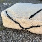 Quadratisches marokkanisches, handgenähtes Bodenkissen aus Wolle mit einem großen schwarzen Streifen an der Ecke