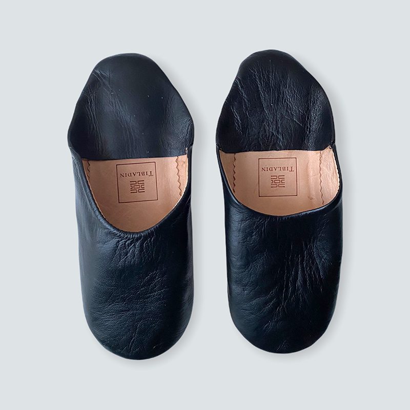 TIBLADIN Marokkansk Slippers Sort 1.jpg Marokkanische handgefertigte Hausschuhe in Schwarz