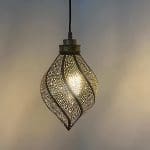 Marokkansk håndlaget, svingende, dråpeformet lampe, tent i mørket