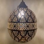 Stor håndlavet natlampe i guldmetal med marokkansk mønster, tæt