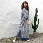 Model in Marokkaanse handgeweven denimjurk met bladpatroon