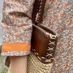 Modell-Tragetasche aus marokkanischem handgewebtem Kleid mit mehrfarbigem Blumenmuster, eng anliegend