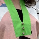 Model in Marokkaanse handgeweven jurk met veelkleurig fruitpatroon, strak