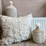 Housse de coussin kesh marocaine tissée à la main en blanc avec des décorations autour