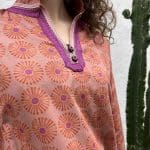 Model in Marokkaanse handgeweven jurk in rood met Marrackech-patroon, strak