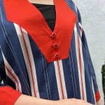 Model in Marokkaanse handgeweven jurk in blauw met rode en witte strepen, strak