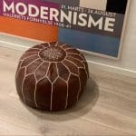 Brauner Lederpouf mit gesticktem Muster in Weiß