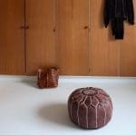 Brauner Lederpouf mit gesticktem Muster in Weiß
