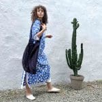 Model in Marokkaanse handgeweven jurk in blauw met anjerpatroon