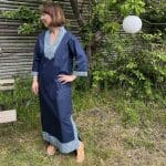 Model in Marokkaanse handgeweven jurk in donkerblauw