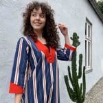 Model in Marokkaanse handgeweven jurk in blauw met rode en witte strepen