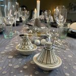 Zwei kleine handgefertigte Tajine-Schalen auf einem festlich gedeckten Tisch