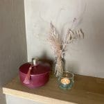 Pots ronds bas en stuc marocain faits main de Bordeaux avec pompons roses avec autres décorations sur le côté