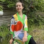 Mannequin assis sur une chaise dans une tunique marocaine tissée à la main avec un motif de fruits multicolores