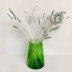 Håndlavet grøn beldi vase med blomster i