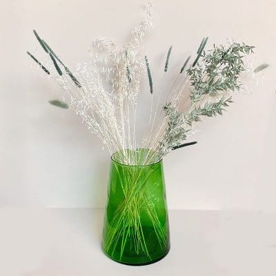 Vase beldi vert fait main avec des fleurs dedans