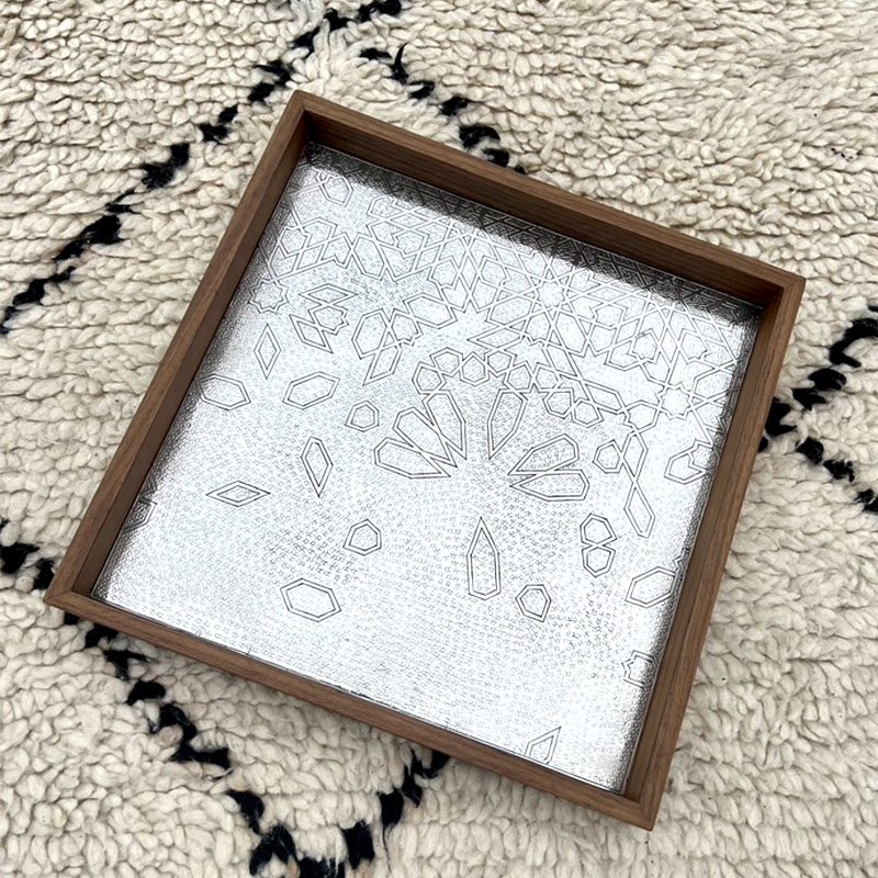 Tibladin Bakke I Valnoeddetrae Og Inox 1 1.jpg Plateau marocain fait main en bois de noyer et inox