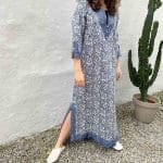 Model in Marokkaanse handgeweven denimjurk met bladpatroon