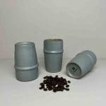 drie Marokkaanse handgemaakte beldi mokken in grijs met koffiebonen op de voorkant