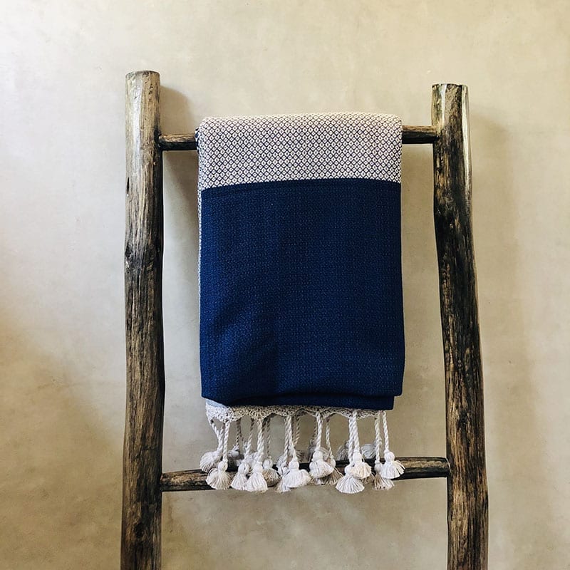Tibladin Hammam Haandklaede Blaa Graa LS2 800x800 1.jpg Marockansk handvävd hamamhandduk i blått med vitt mönster